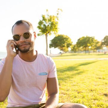 Homme qui prend le soleil dans un parce t fais le plein de vitamine D