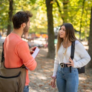 Deux amis qui discutent dans un parc du dispositif MonPsy