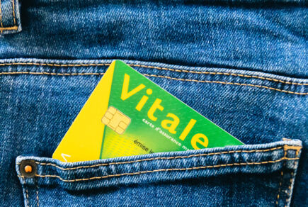 Carte Vitale dans une poche de jeans.