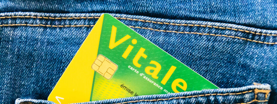 Carte Vitale dans une poche de jeans.