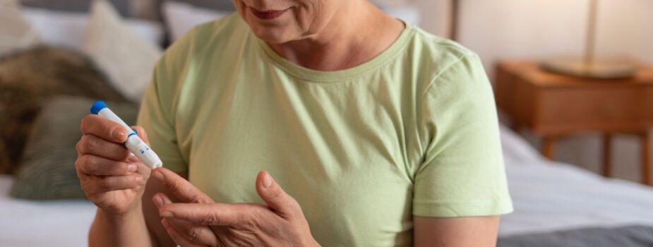 femme atteinte de diabète qui s'injecte de l'insuline