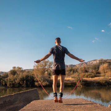 Homme qui fait de la corde à sauter dans la nature