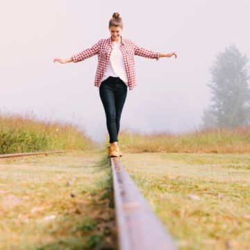Jeune femme avec des reins et un système urinaire en bonne santé