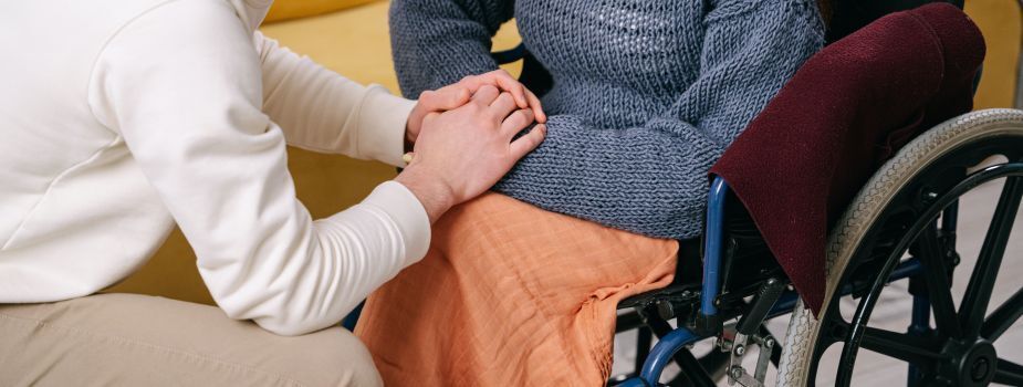 personne en fauteuil roulant souffrant de la maladie de Charcot. Pexels