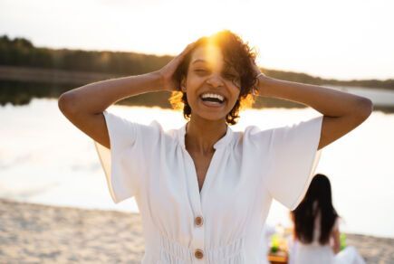 Femme atteinte d'endométriose qui sourit