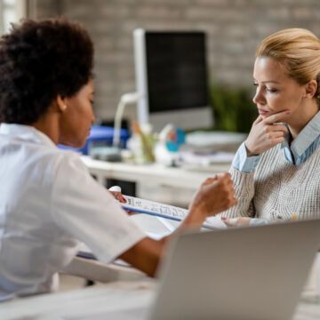 Consultation chez le médecin d'une femme atteinte d'endométriose.