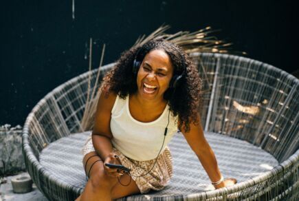 Femme qui rigole et illustre les bienfaits du rire sur la santé.