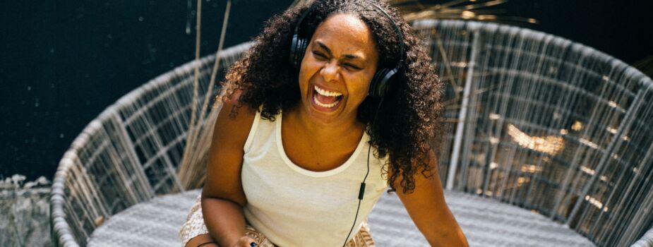 Femme qui rigole et illustre les bienfaits du rire sur la santé.