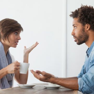 Deux collègues qui essayent de pratiquer la communication et l'écoute active au travail. Freepik.