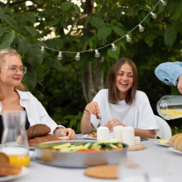 Amies qui dégustent un bon repas sain au soleil sur la terrasse.