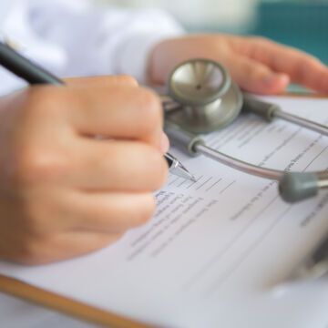 Signature d'un contrat mutualiste conclu par un employeur auprès d'une mutuelle pour ses salariés.