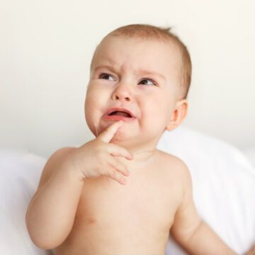 Bébé qui a mal quelque part. Otite. Freepik