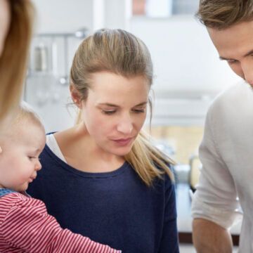 Parents et leur bébé lors d'un entretien post-accouchement après la naissance. Outil pour éviter une dépression post-partum. Freepik