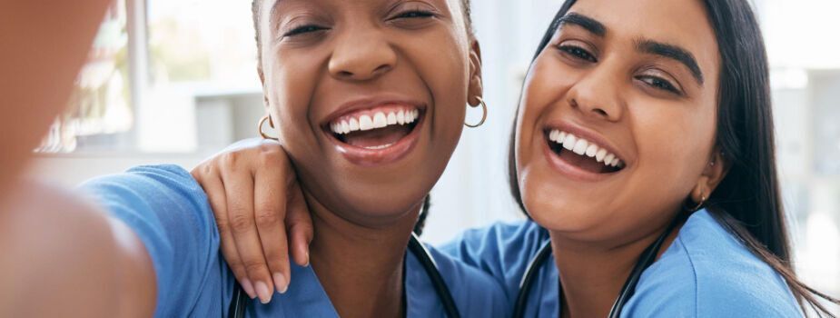 Deux femmes qui travaillent dans la fonction publique hospitalière heureuses d'avoir une bonne complémentaire santé. Freepik.