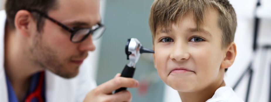 Enfant en consultation pour otite. Médecin l'observe avec un otoscope. Illustration de la prise en charge attentive des problèmes auditifs chez les jeunes patients. Freepik