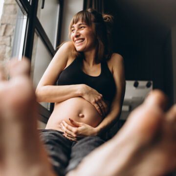 Jeune future maman enceinte et heureuse qui tient son ventre rond. Freepik