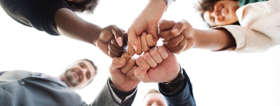 Équipe de salariés heureux avec une bonne qualité de vie au travail (QVT). Freepik.