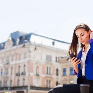 Femme qui travaille dans la fonction publique territoriale et arrive facilement à joindre sa complémentaire santé. Freepik