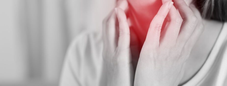 Maux de gorge à cause d'une angine blanche. Freepik