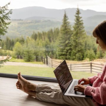 Femme en télétravail depuis sa maison au bord d'une forêt. Risque de brun out. Freepik