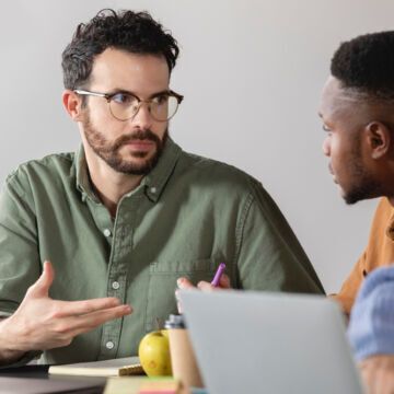Deux collègues qui discutent de leur épuisement professionnel et demandent de l'aide pour éviter le burn out. Freepik
