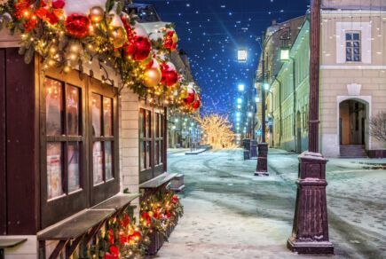 Rue enneigée et décorée pour la fin d'année. Pensons à aider celles et ceux qui en ont besoin.