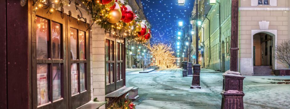 Rue enneigée et décorée pour la fin d'année. Pensons à aider celles et ceux qui en ont besoin.