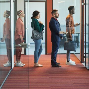 File de salariés qui quittent une entreprise et bénéficient de la portabilité pour leur mutuelle.