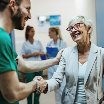 Femme âgée en affection longue durée soignée par un professionnel de santé.