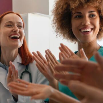 Médecins heureux dans un centre de santé mutualiste.
