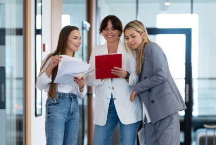 Femmes qui travaillent dans la même entreprise et ont la même mutuelle d'entreprise.